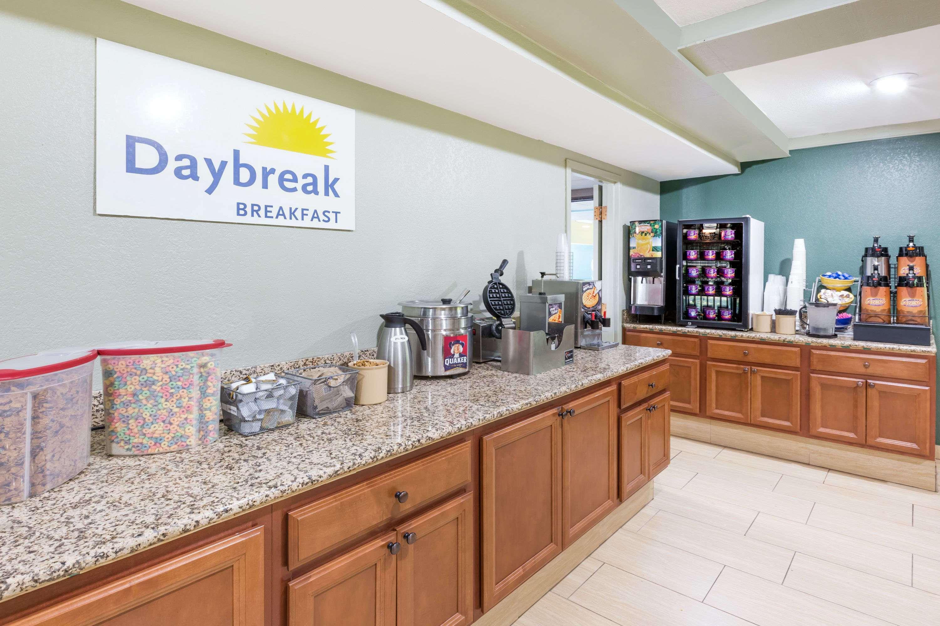 Days Inn By Wyndham West Des Moines Zewnętrze zdjęcie